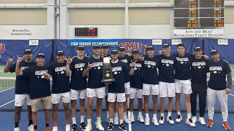 Le programme masculin du Texas a célébré son premier trophée du Championnat national en salle de l'ITA.