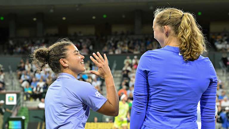 Paolini et Andreeva partagent un rire.