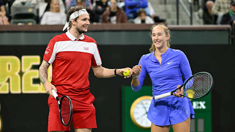 Bublik est intervenu en remplacement pour s'associer à la championne en titre du BNP Paribas Open féminin.