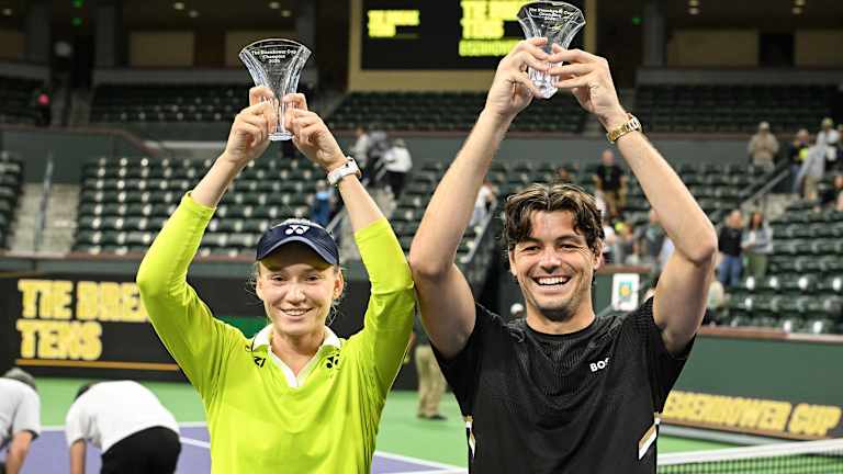 Nous avons dû demander à Rybakina et Fritz de soulever rapidement le trophée après l'avoir réussi à récupérer !