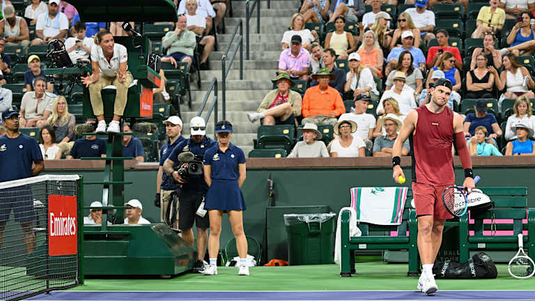 Draper revient après avoir été informé que son geste était considéré comme un obstacle.
