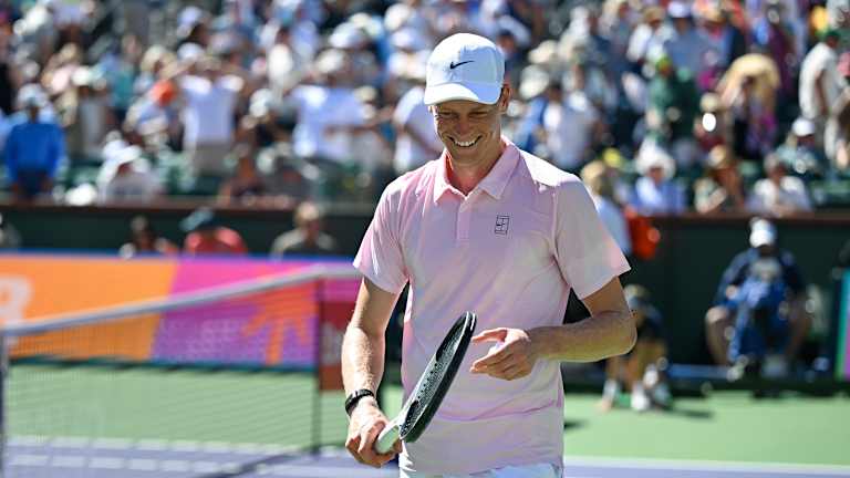 Après avoir fermé Tien, Sinner a regardé sa boîte et a eu un grand sourire.