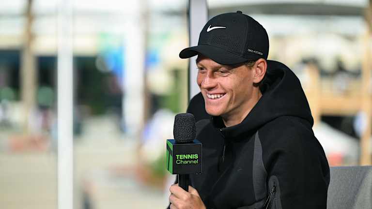 Sinner a maintenu cette énergie joyeuse lors de sa visite sur Tennis Channel pour discuter avec Prakash Amritraj.