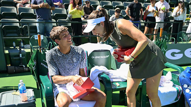 Cobolli a d'abord enquêté et a découvert, au grand plaisir de Bencic, qu'une mini-version du trophée BNP Paribas Open de Baccarat se trouvait à l'intérieur.
