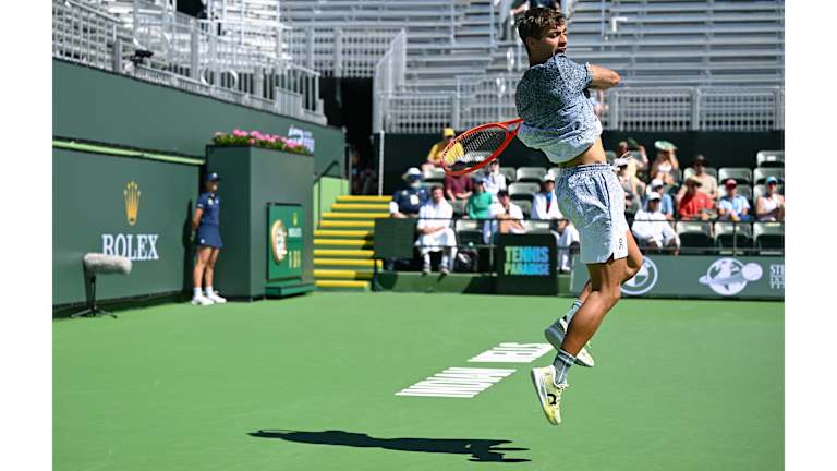 ... mais Cobolli a arraché un retour gagnant en coup droit pour assurer un mini break immédiat.