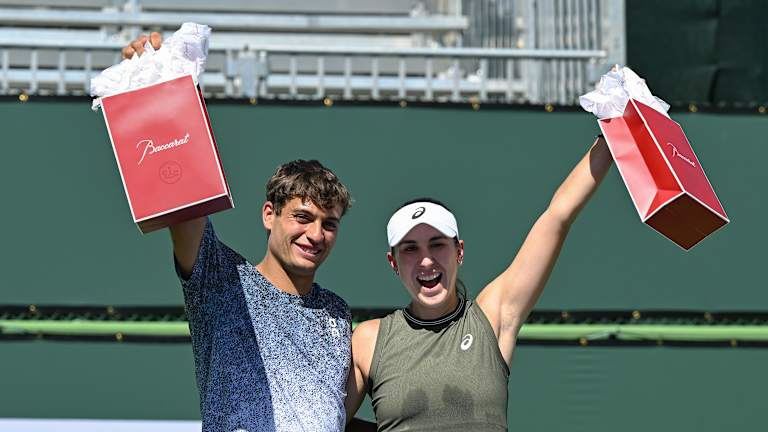 Le duo a levé ses sacs-cadeaux, mais n'a pas été invité à regarder à l'intérieur lors de la présentation initiale.