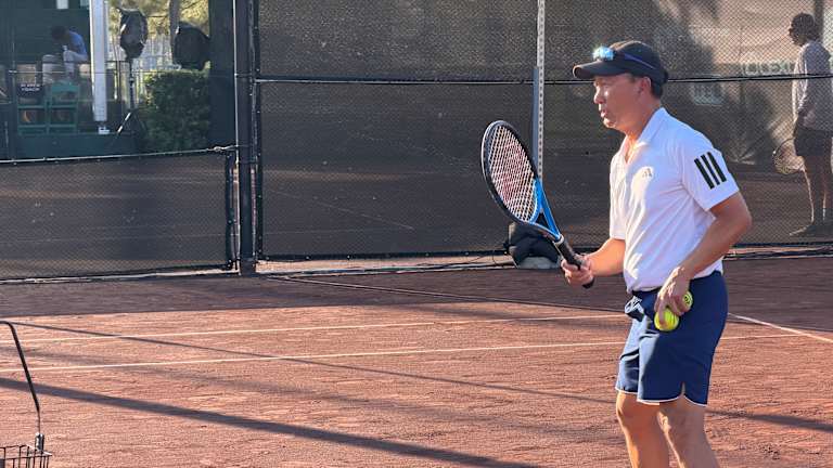 A 17 ans, Chang remporte Roland Garros. Aujourd'hui âgé de 54 ans, il espère guider un nouveau champion sur terre battue.