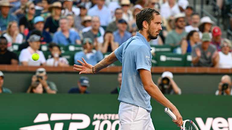 Medvedev a lancé un ballon dans le cadre d'une célébration discrète après être devenu le premier homme à battre Carlos Alcaraz en 2026.