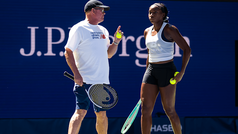 Gauff a été vue pour la première fois sur le terrain avec MacMillan lors de la Fan Week de l'US Open, travaillant sur son service et son coup droit.