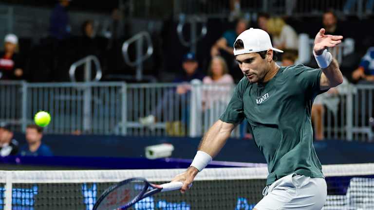 Giron dit qu'il est l'OG de Vuori sur le circuit ATP depuis le début du partenariat en 2023, "Leurs vêtements et ce qu’ils représentent en tant qu’entreprise sont incroyables. Les aider à participer à la tournée, c'est cool pour moi. Leurs créations sont géniales."