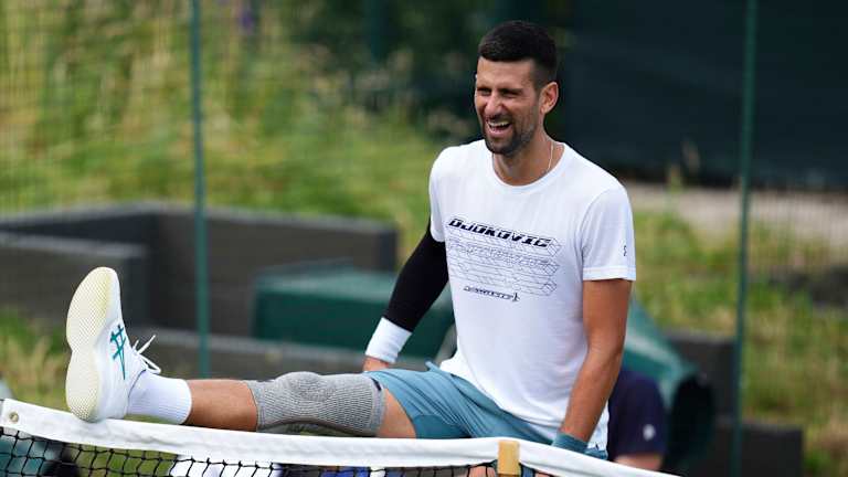 Après avoir subi une déchirure du ménisque à Roland-Garros 2024 et avoir subi une intervention chirurgicale, Djokovic était de retour en action à Wimbledon avec une genouillère.