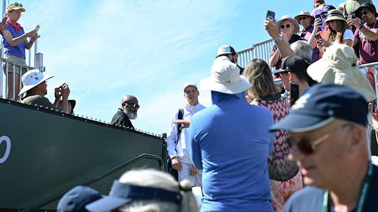Pour ceux qui avaient planifié en conséquence, lundi a offert une rare chance de voir Sinner entrer dans le stade 4.