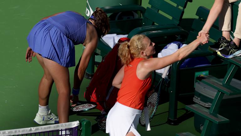 Avant de partir en trombe, Andreeva a frappé à plusieurs reprises sa raquette sur le terrain.
