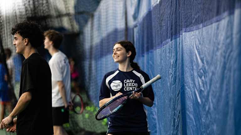 Senior à l'école secondaire James Madison, Vainshtein a mené l'équipe de tennis féminine à son premier titre dans la Public School Athletic League en 46 ans. Elle espère continuer à jouer à l’université l’année prochaine.