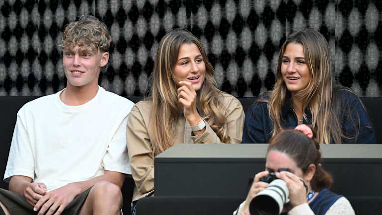Myla et Charlene Federer, bientôt 17 ans, ont fait leur apparition sur le terrain de l'Open d'Australie (avec Cruz Hewitt, fils de Lleyton) cette année.