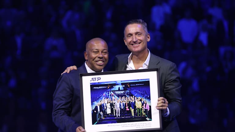 L'ATP a célébré les quatre décennies de Bernardes en tant qu'officiel lors de la finale de l'ATP 2024.