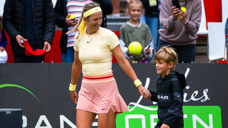 Victoria Azarenka et son fils Leo lors d'un événement WTA à Berlin.