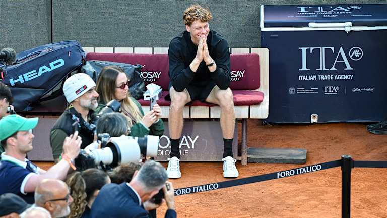 Sinner a éclaté de rire quand Ruud a trollé, "Je voulais juste dire à la Fédération italienne de tennis que vous faites un travail incroyable. Avec ce que fait Jannik, mais aussi après Jannik, vous avez six, sept, huit joueurs incroyables qui prennent d'assaut le tennis. Je sais que dans le football, c'est une autre histoire en ce moment. Désolé! Quand on perd contre la Norvège, il faut savoir plaisanter un peu."