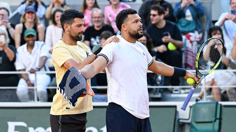 Après un début un peu serré, Tsonga s'est fait aider par le GOAT pour se détendre.