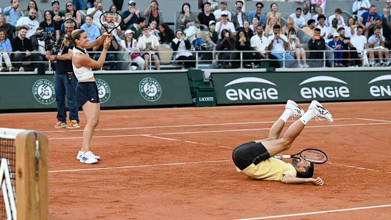 Sakkari et Djokovic réagissent à la perte d'un point qu'ils pensaient gagné.