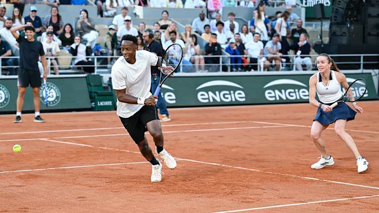 Monfils s'est précipité vers cette photo sous le regard de Svitolina...