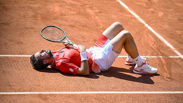 Incapable de se convertir, Wawrinka tomba un bref instant au sol alors que le soleil dominait le Court Simonne-Mathieu.