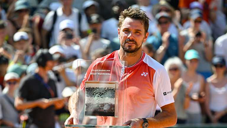 Wawrinka a reçu un cadeau commémoratif des mains de Gilles Moretton, président de la Fédération française de tennis, et de la directrice du tournoi, Amélie Mauresmo.