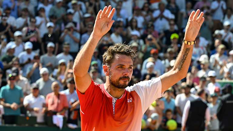 Stan l'Homme a fait le tour du terrain pour saluer la salle comble avant de sortir.