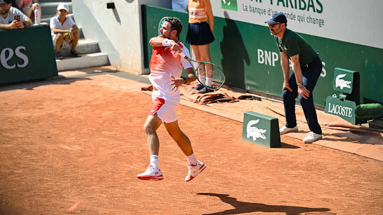 Alors que la fin approchait, Wawrinka a fait un dernier combat avec son gros coup caractéristique pour générer un point de break lorsque De Jong a servi pour le match.
