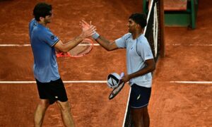 Taylor Fritz se fait « cuire » par les drop shots de Nishesh Basavareddy lors de la sortie du premier tour de Roland Garros