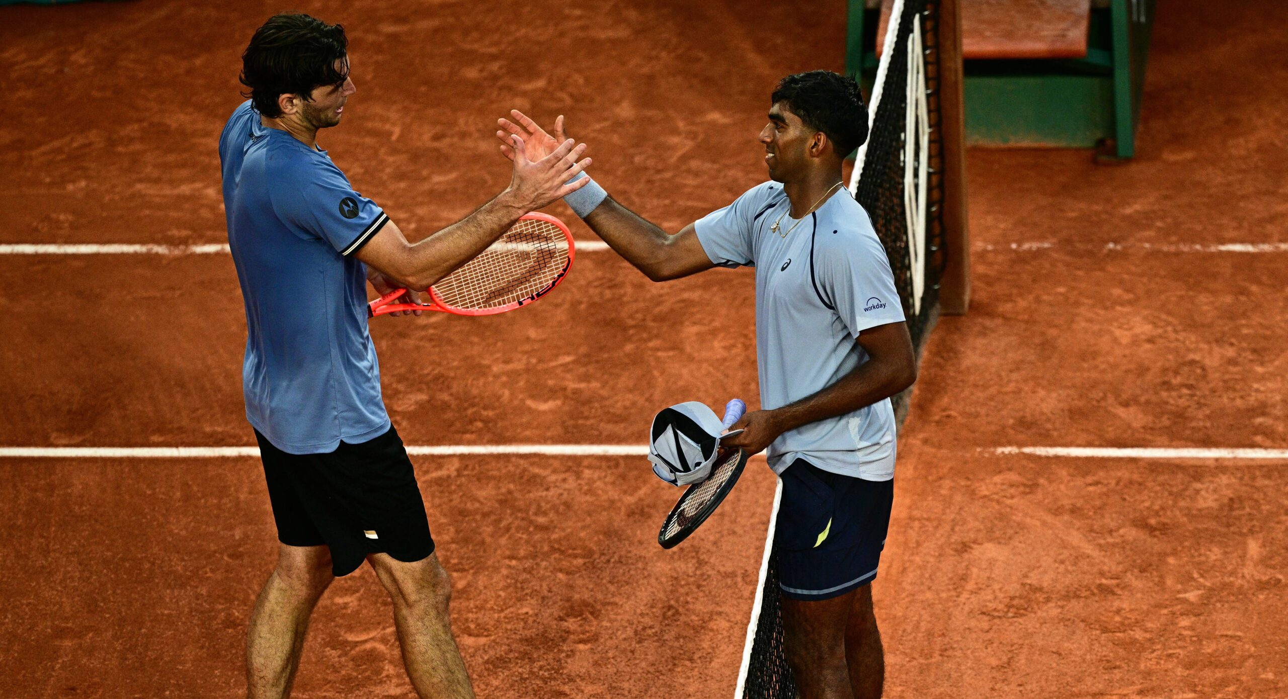 Taylor Fritz se fait « cuire » par les drop shots de Nishesh Basavareddy lors de la sortie du premier tour de Roland Garros